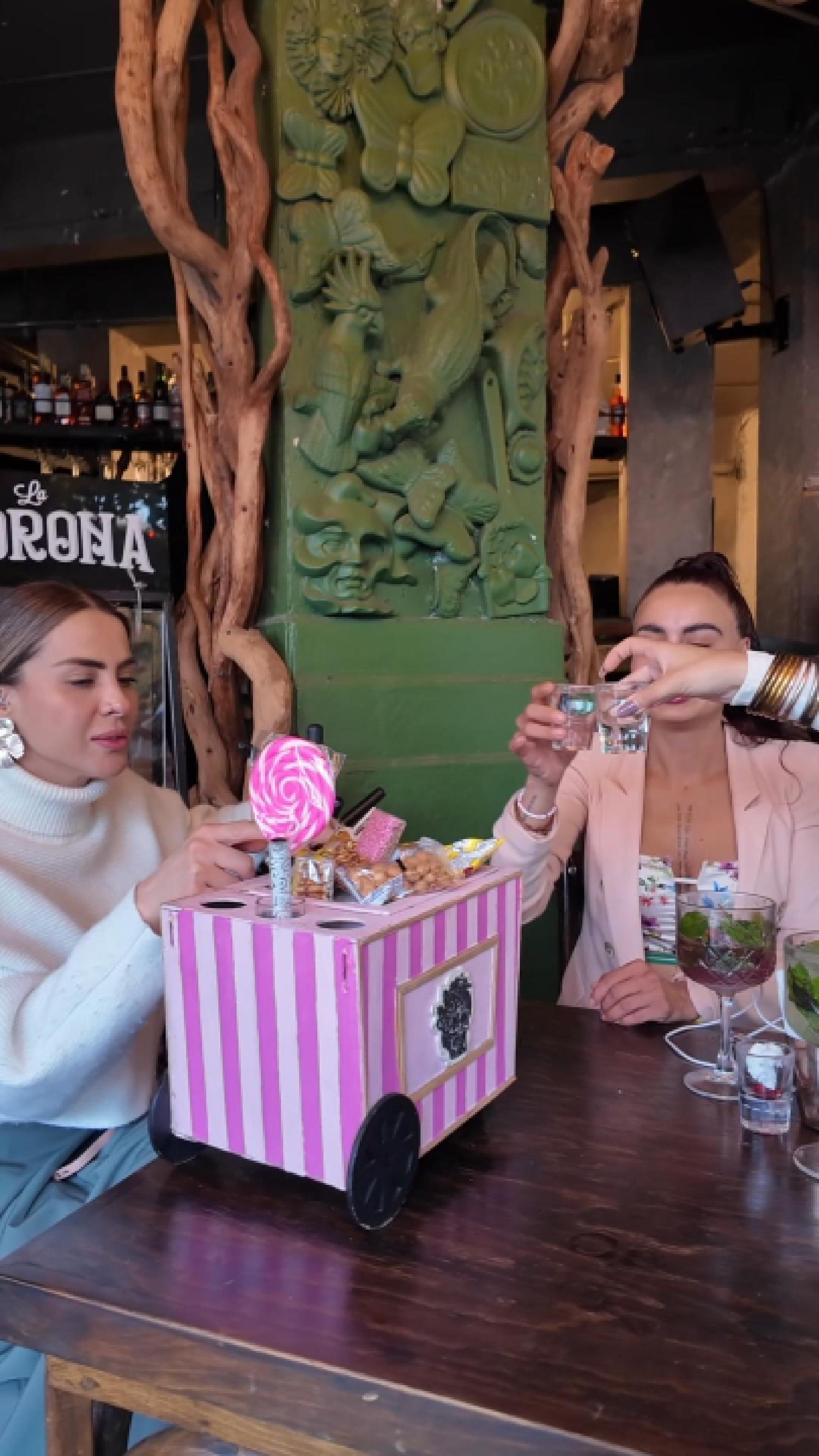 Piñata cumpleañera en Cantina La Llorona