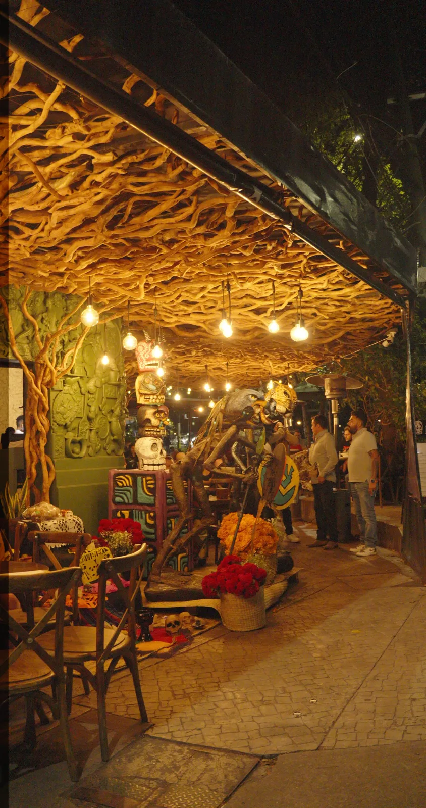 Entrada y terraza de Cantina La Llorona de noche