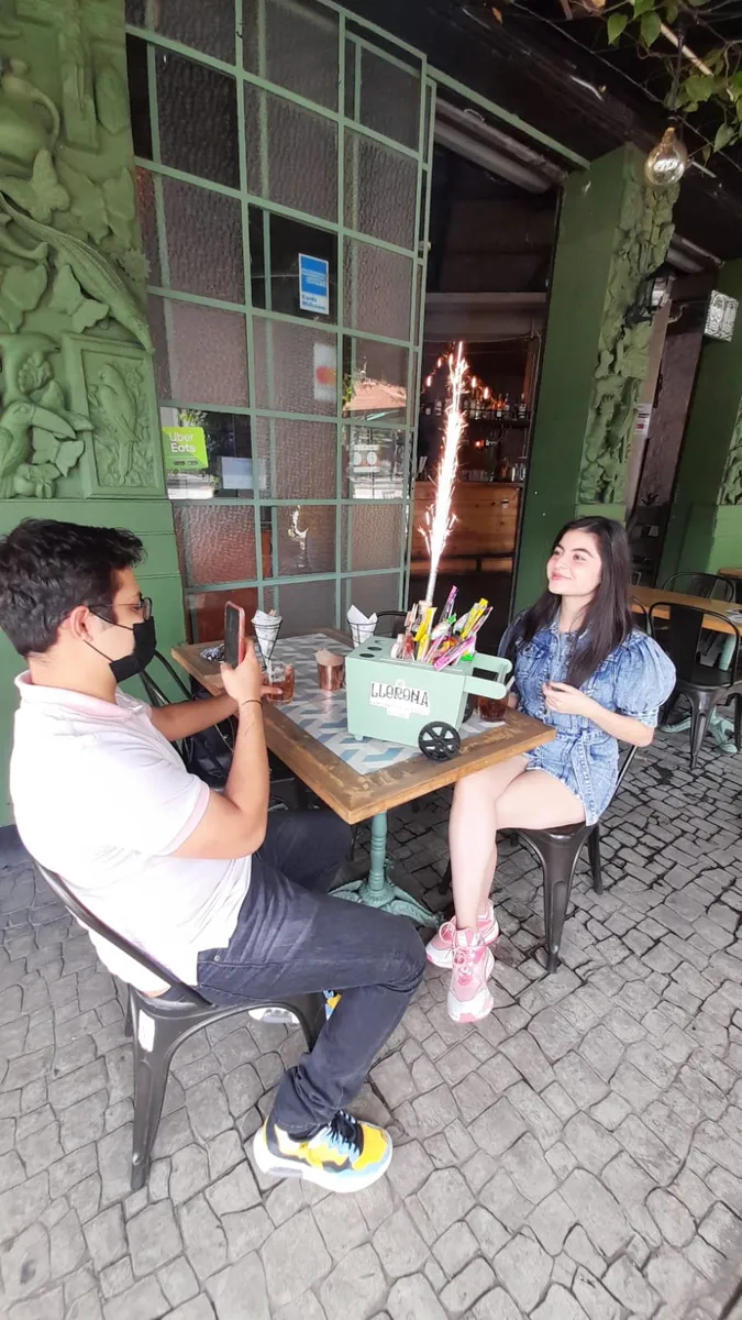 Pareja celebrando su aniversario en la terraza de Cantina La Llorona