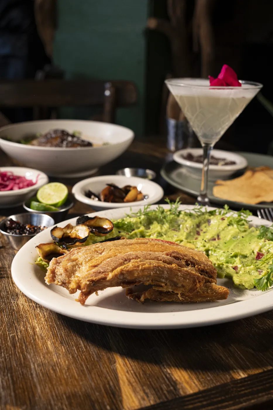 Plato fuerte y martini de mazapán en Cantina La Llorona