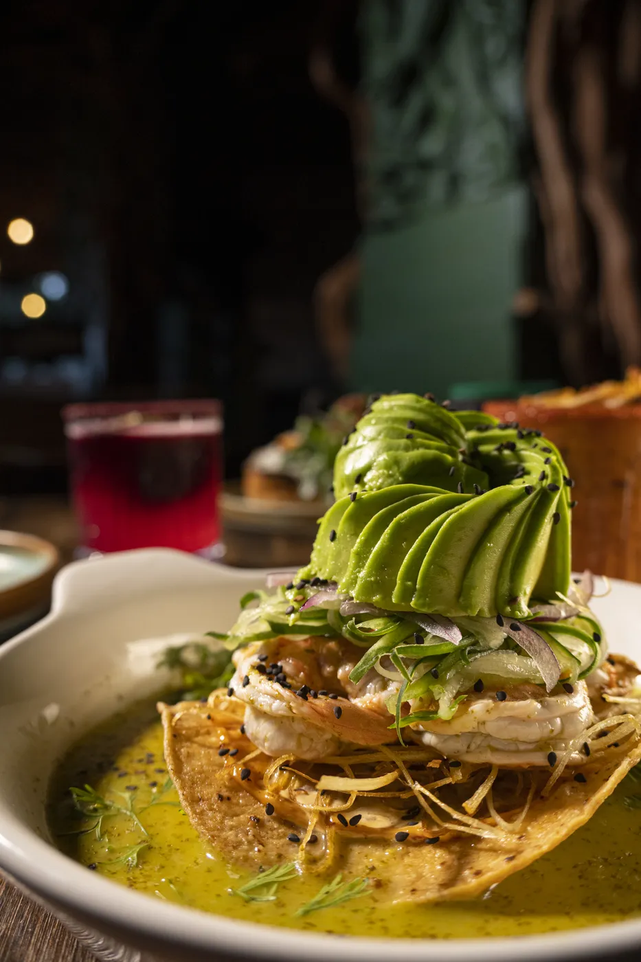 Torre de aguachile de camarón con aguacate en Cantina La Llorona